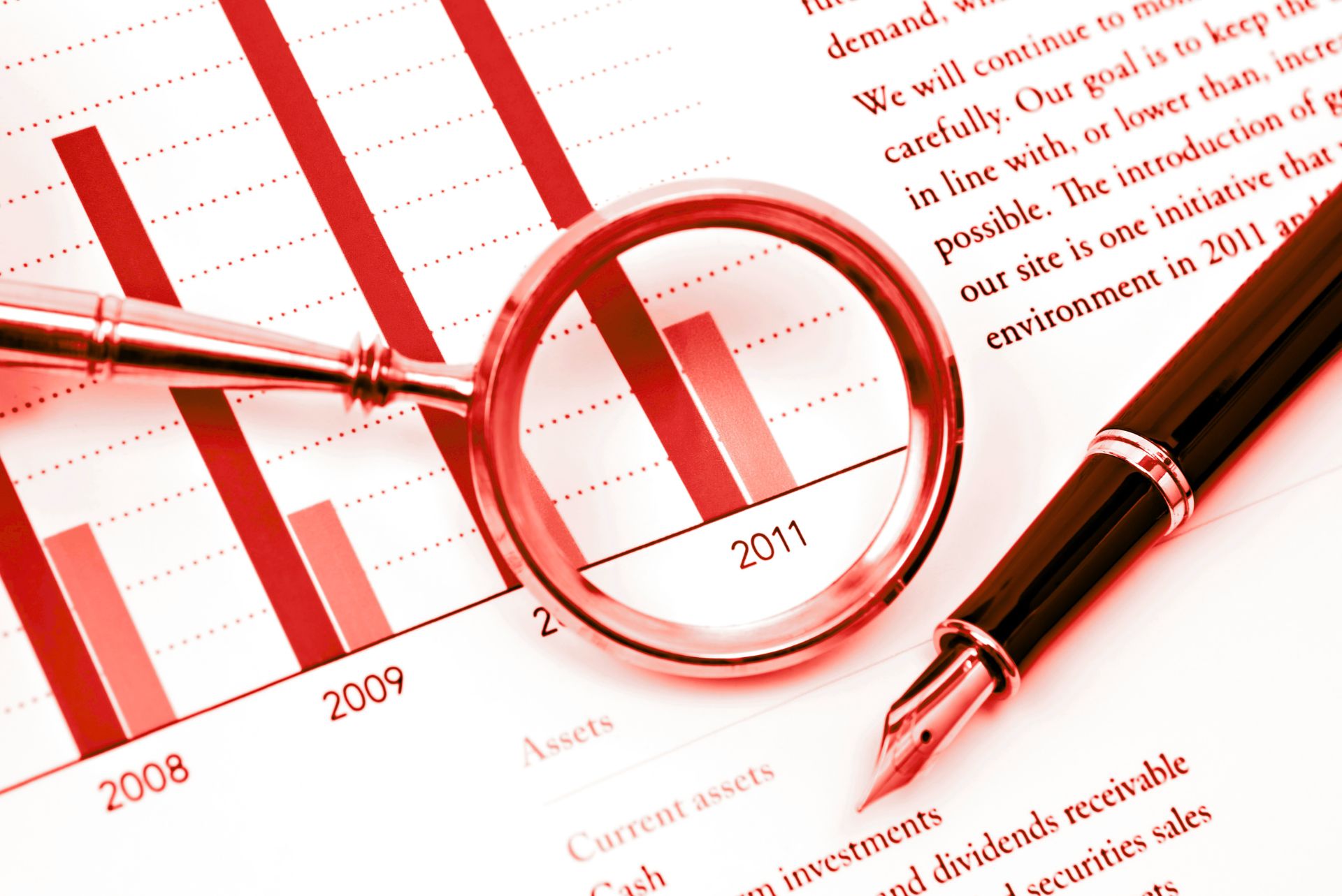 Lupa sobre gráfico con estadísticas, representando investigación y análisis de datos.